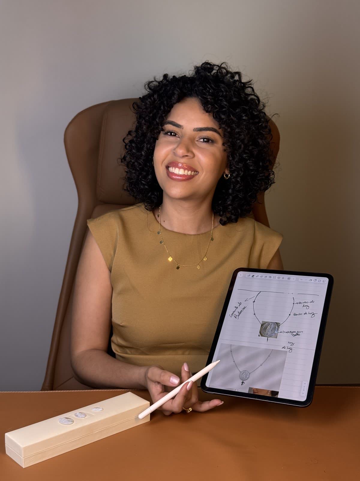 Bárbara, sócia fundadora e designer da Oivilla, desenhando uma joia no tablet